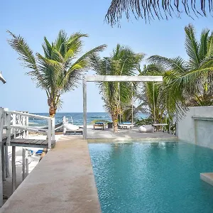 Hotel Lamar Front And Pool
